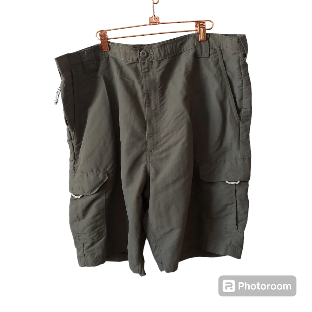 *Wranglers Olive Green Cargo Nylon Outdoor Men's Flat Front Shorts. Size 42